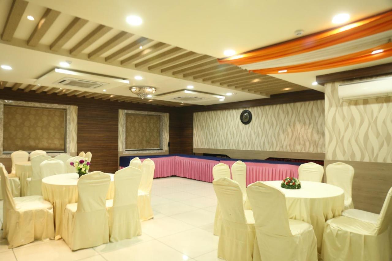 Hotel Moments Lucknow Exterior foto
